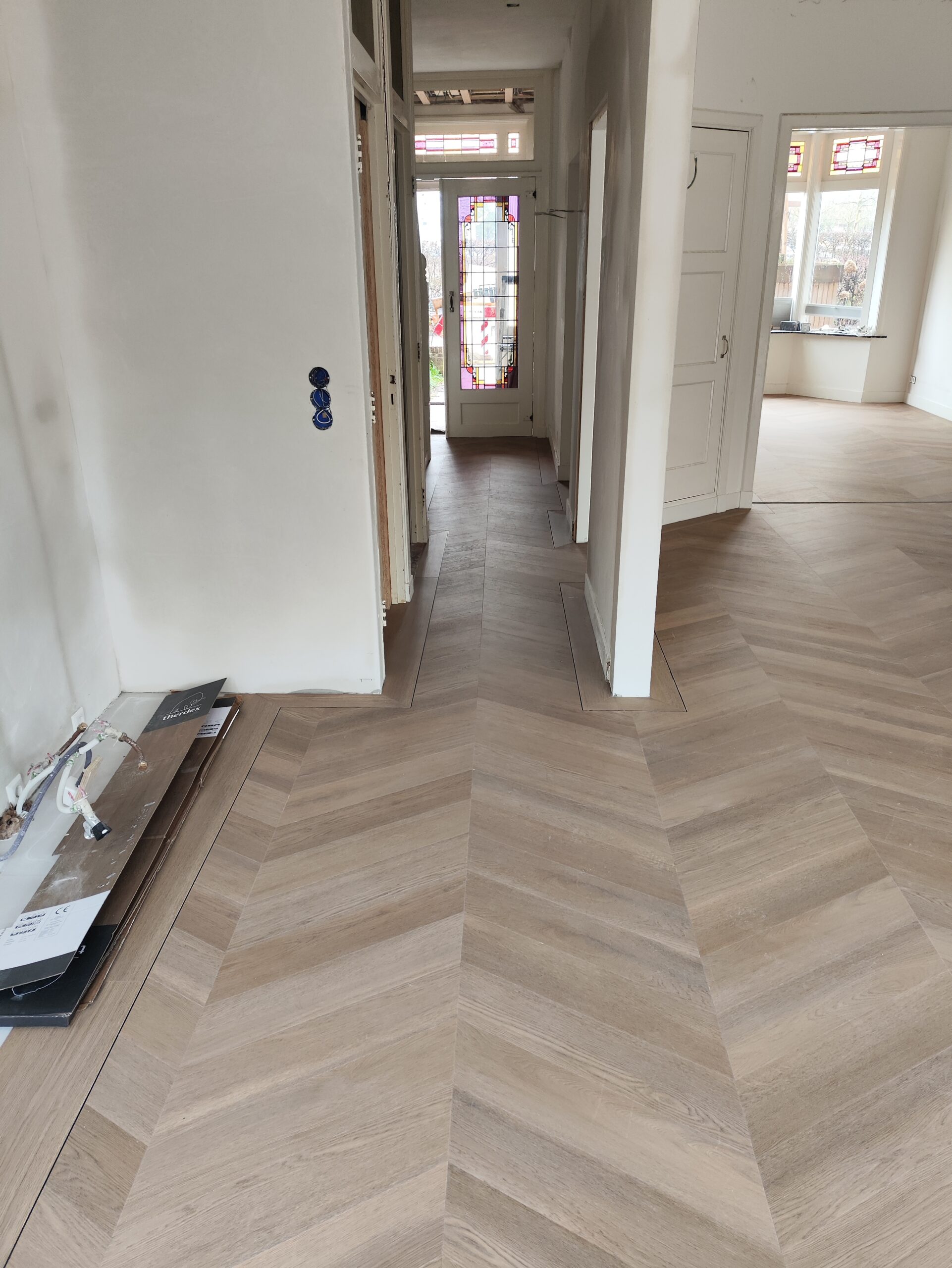 Visgraat PVC vloer – DBD Vloeren Opperdoes Visgraat PVC vloer strak gelegd door DBD Vloeren in Opperdoes