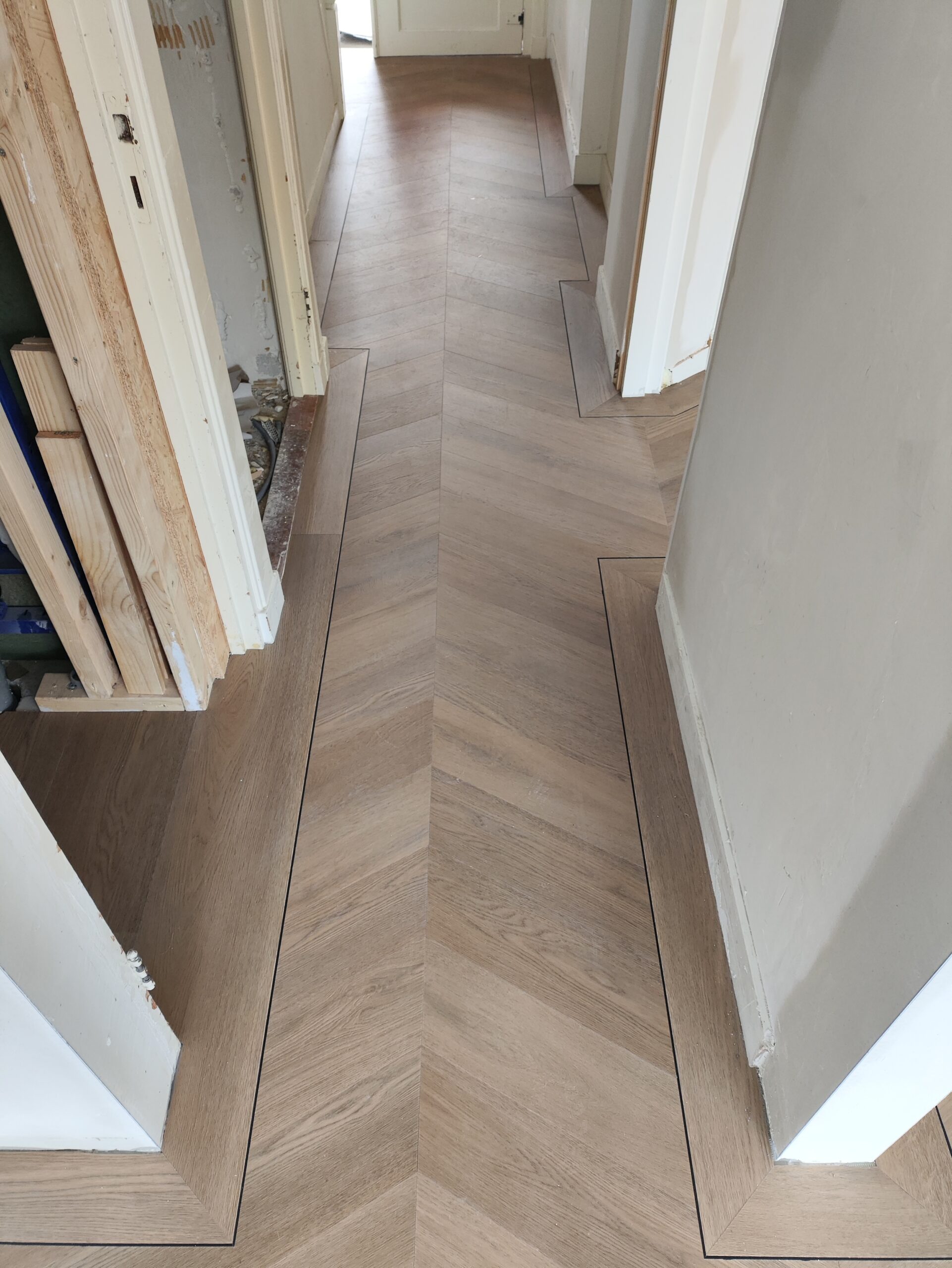Visgraat PVC vloer – DBD Vloeren Opperdoes Visgraat PVC vloer strak gelegd door DBD Vloeren in Opperdoes