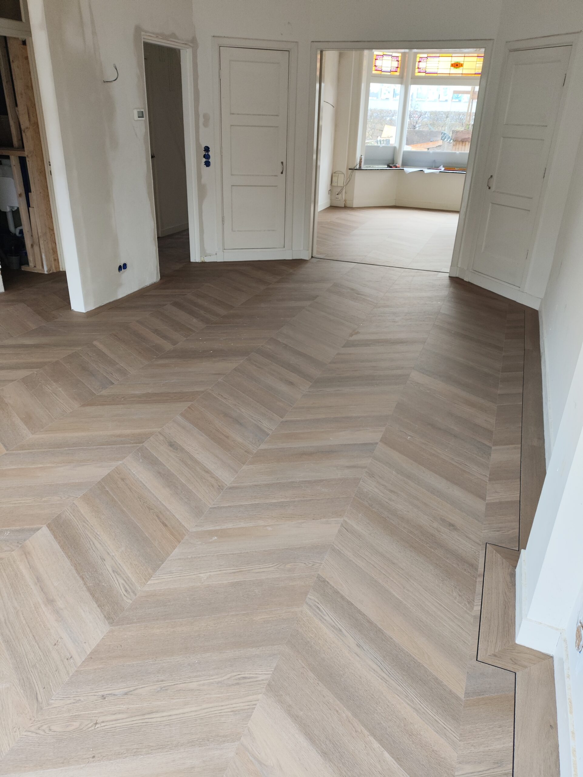 Visgraat PVC vloer – DBD Vloeren Opperdoes Visgraat PVC vloer strak gelegd door DBD Vloeren in Opperdoes